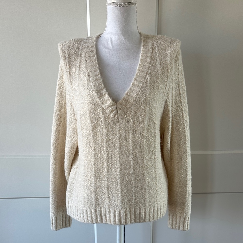 Evereve Textured V-Neck Sweater in Cream